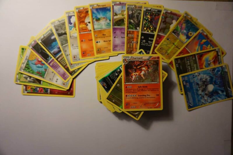 Förpackning med 100 Pokémon-kort