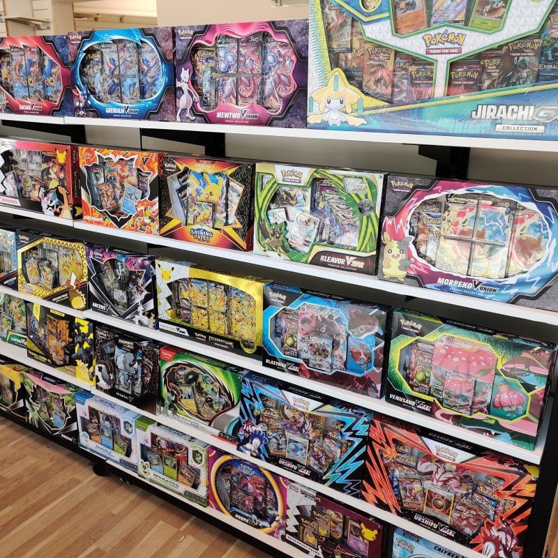 Pokémon-boxar och samlarobjekt i Pocket Monsters-butiken på Jagtvej